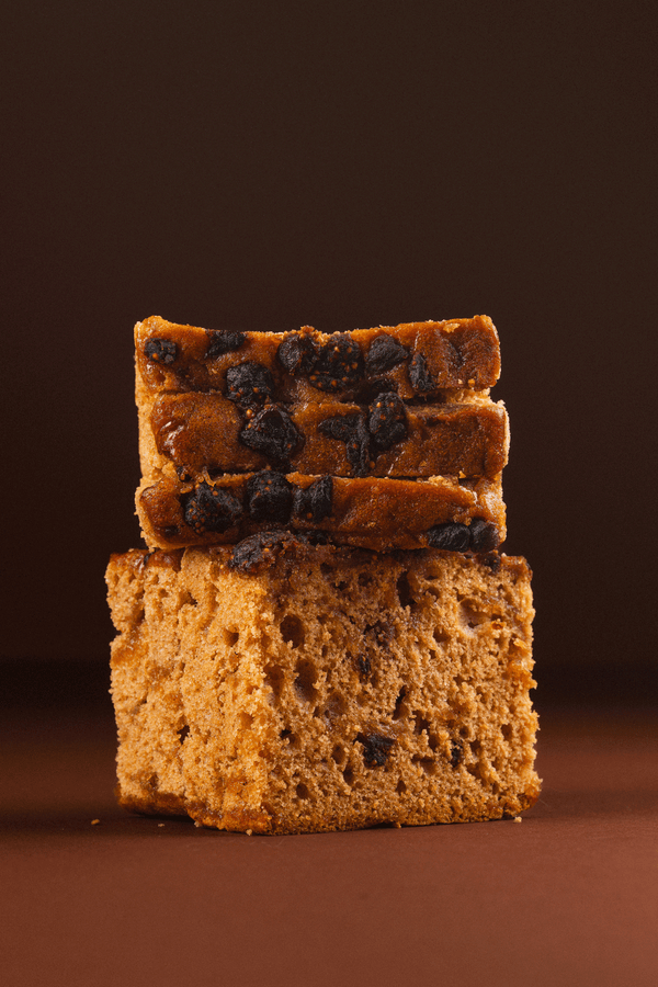 Tranches de pain d’épices au miel et figues The Good Old Days empilées, vue de près sur la texture moelleuse