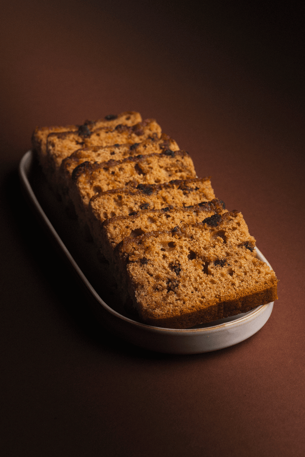 Tranches de pain d’épices au miel et figues The Good Old Days, servies dans une assiette sur fond brun